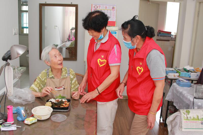 是“马甲红”也是“夕阳红” 这支志愿服务队“老”热心了！